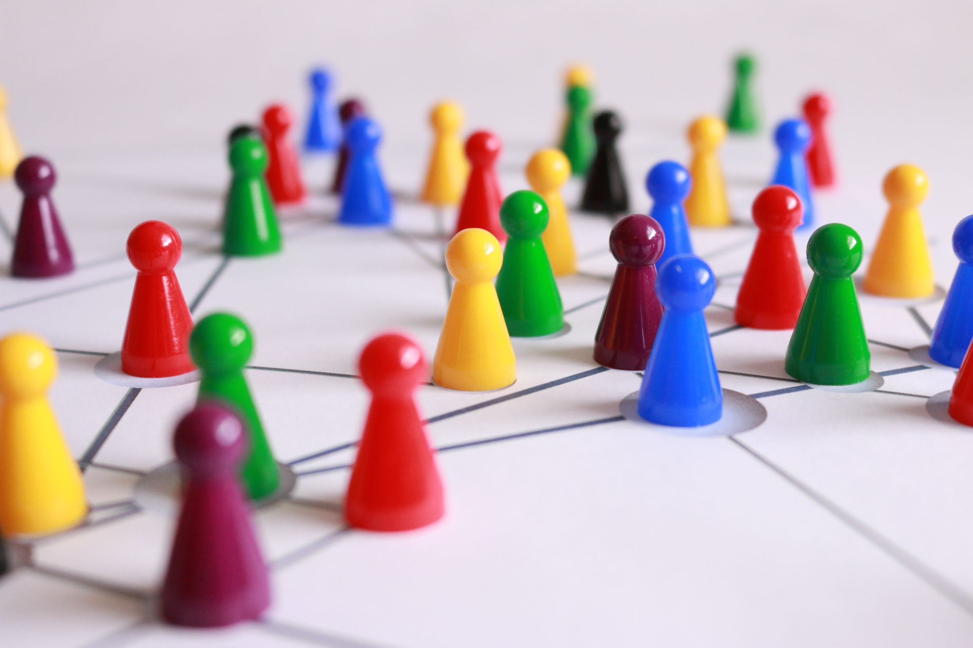 Une disposition stratégique de pions colorés reliés entre eux sur un plateau de jeu